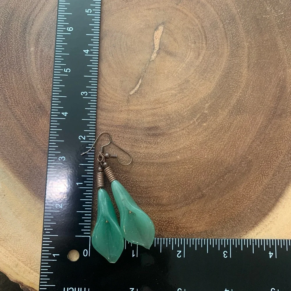 Hand carved genuine jade Lilly flower earrings - Picture 2 of 3